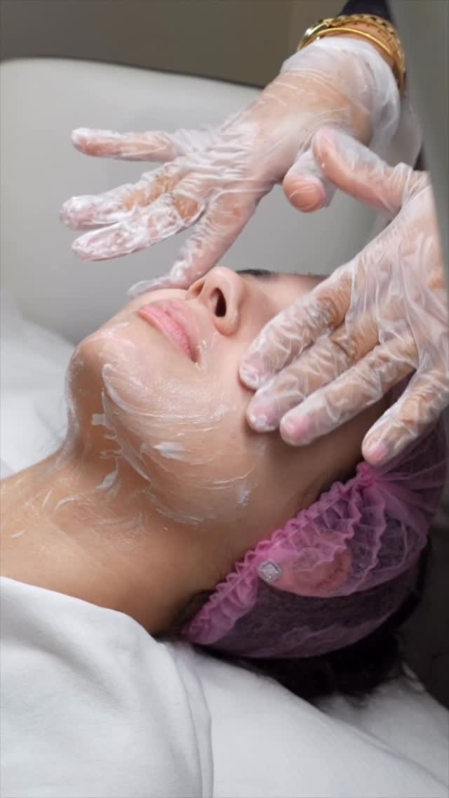 Aplicación de un tratamiento facial en JClase Skin Care